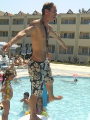 fufu alt animator,cel mai modest,distractiv si respectuos baiat