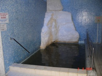 piscina cu apa sarata din hotel alunis