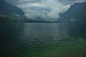 Bohinj Slovenia, in partea stanga sus , este varful Vogel unde se urca cu telecabina