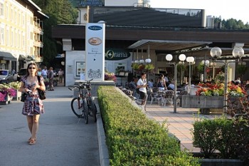 Bled Slovenia, la terasa de pe malul lacului , aveti si formatie care canta binisor, se poate si dansa, pentru cei care se pricep, mancarea nu este foarte variata dar e buna la gust si nu este scumpa.