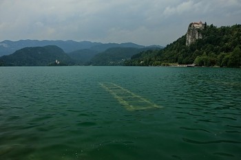 Bled Slovenia - Castelul in partea dreapta si insula in fata