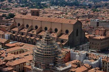Bologna Italia, vedere din Turnul Asinelli, catedrala San Petronio in stanga