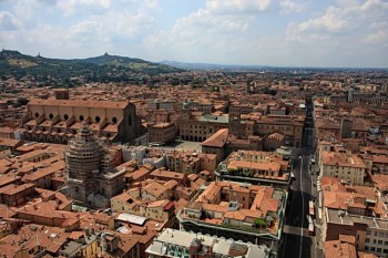 Bologna Italia, vedere din Turnul Asinelli, catedrala San Petronio in stanga