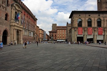 Bologna Italia, din  Piazza Maggiore spre Piazza del Netuno