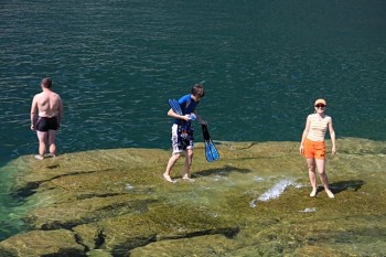 Riva del Garda, Lacul Garda, Italia - unii pot face si baie , direct de pe stanci