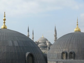 Moscheea Albastra - fotografie printr-un gemuletz din Sf. Sofia (cele doua acoperisuri din primplan apartin Sf Sofia)