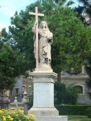 Statuie in curtea catedralei