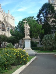 Statuie in curtea catedralei