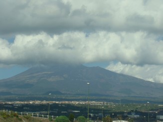 Etna (``fumegand``) si orasul (in miniatura)