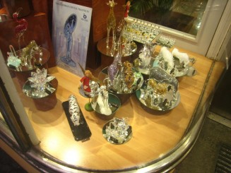 vitrine cu sticle de boemia - Praga