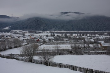 In fundal se vede Partia de ski Gura Humorului - baza in stanga, iar traseul e unde e ceata aia