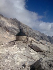 Sus,aproape de varful Zugspitze,  la 2600 altitudine, mai aproape de nori, privelistea face toti banii!