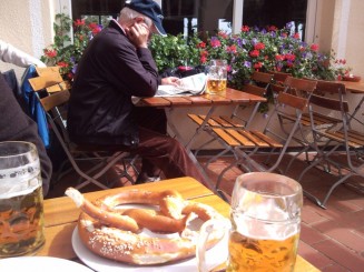 Covrigul si berea, nimic nu doboara aceasta traditie! le-ar incadra si in steag daca s-ar putea!:)