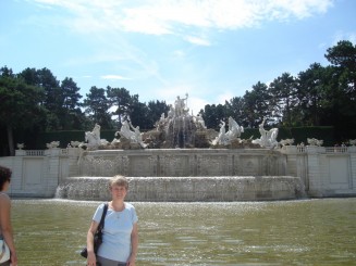 in imensa gradina din Schonbrun