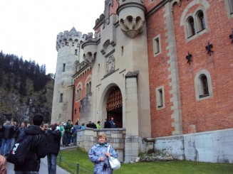 la poarta castelului