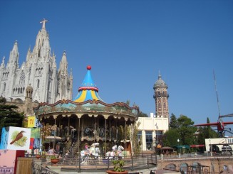 imbinare intre un templu si un parc de distractii