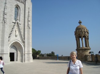 sus la intrarea in biserica noua