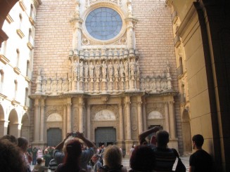 la intrare in biserica manastirii