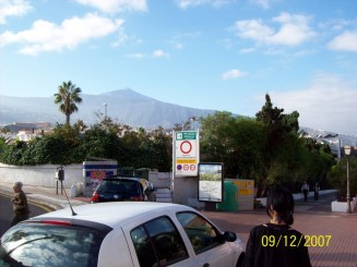 vedere spre vulcanul El Teide.Am fost pe el...era cu zapada.