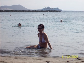 Anca facea plaja la 30 de grade,de ziua mea,in Decembrie.E Playa de Las America,in Sud.