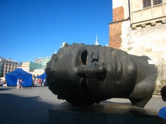 Cracovia (Polonia) - Igor Mitoraj autorul  sculpturii in bronz