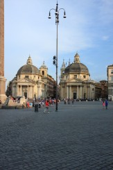 Piazza del Popolo - fantana cu obelisc si cele doua biserici