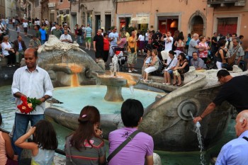 Piazza di Spania cu fantana ei in forma de barca