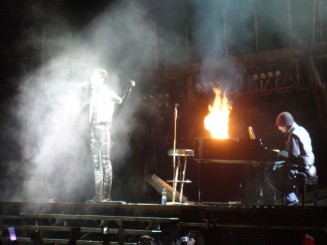 unul din momentele de atractie ale concertului - pianul in flacari