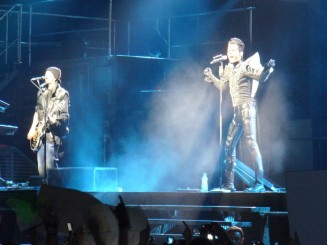 fratii Tom (stanga) si Bill (dreapta) Kaulitz, in timpul concertului din Wiener Stadthale 