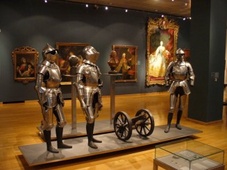 interior la Muzeul de istorie al orasului - armuri de cavaleri medievali