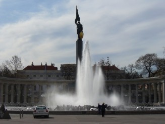 monument al armatei sovietice (?cred ca asta reprezinta?) in Schwarzenberg Platz