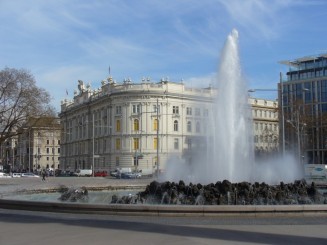 fantana arteziana din Schwarzenberg Platz