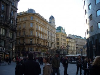 in centrul orasului, mallurile gigant de sticla sunt in perfecta armonie cu cladirile vechi si cu stilul gotic al Stephan Dome