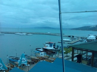 Un mic port in Balcik, chiar in spatele hotelului