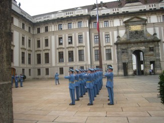 Praga, august 2010 - la castel schimbarea garzii de la ora 12.00