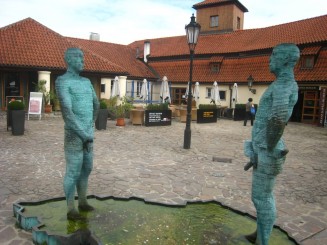 Praga - lucrarea lui  David Cerny de langa restaurantul Hergetova