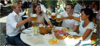 o masa copioasa in Viena cu Steltze, salata de varza, cartofi,m paine de casa si bere 