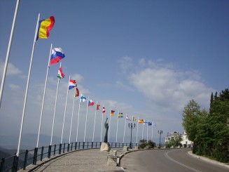 Delphi, intrare oras (vezi steagul Romaniei!)