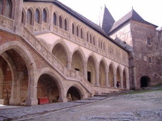 Castelul Corvinilor-curtea interioara