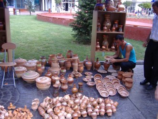 Targu Jiu-targ de arta traditionala (ceramica de Curtea de Arges, Arges)