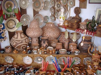 Horezu-Ceramica originala, Horezu (cea de pe perete), Cucuteni (lucrata manual de artist-in centru), Bledea (jos in stanga), Korund (jos dreapta)