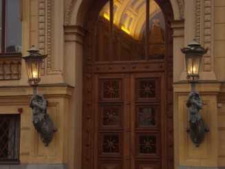 Langa gradinile regale