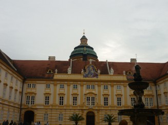 Pasind pe urmele lui Umberto Ego