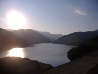 Lacul de acumulare al barajului de pe Siriu