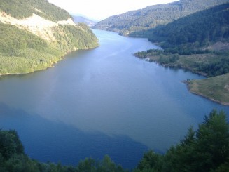 Lacul de acumulare al barajului de pe Siriu