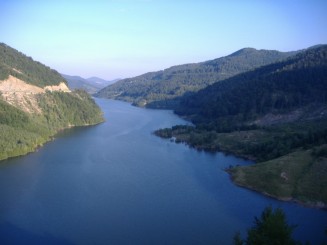 Lacul de acumulare al barajului de pe Siriu
