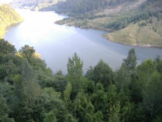 Lacul de acumulare al barajului de pe Siriu
