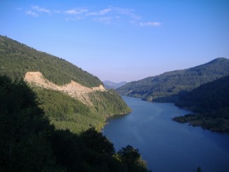 Lacul de acumulare al barajului de pe Siriu