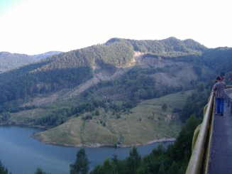 Lacul de acumulare al barajului de pe Siriu