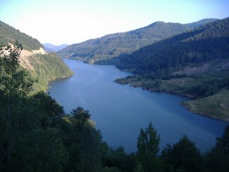 Lacul de acumulare al barajului de pe Siriu